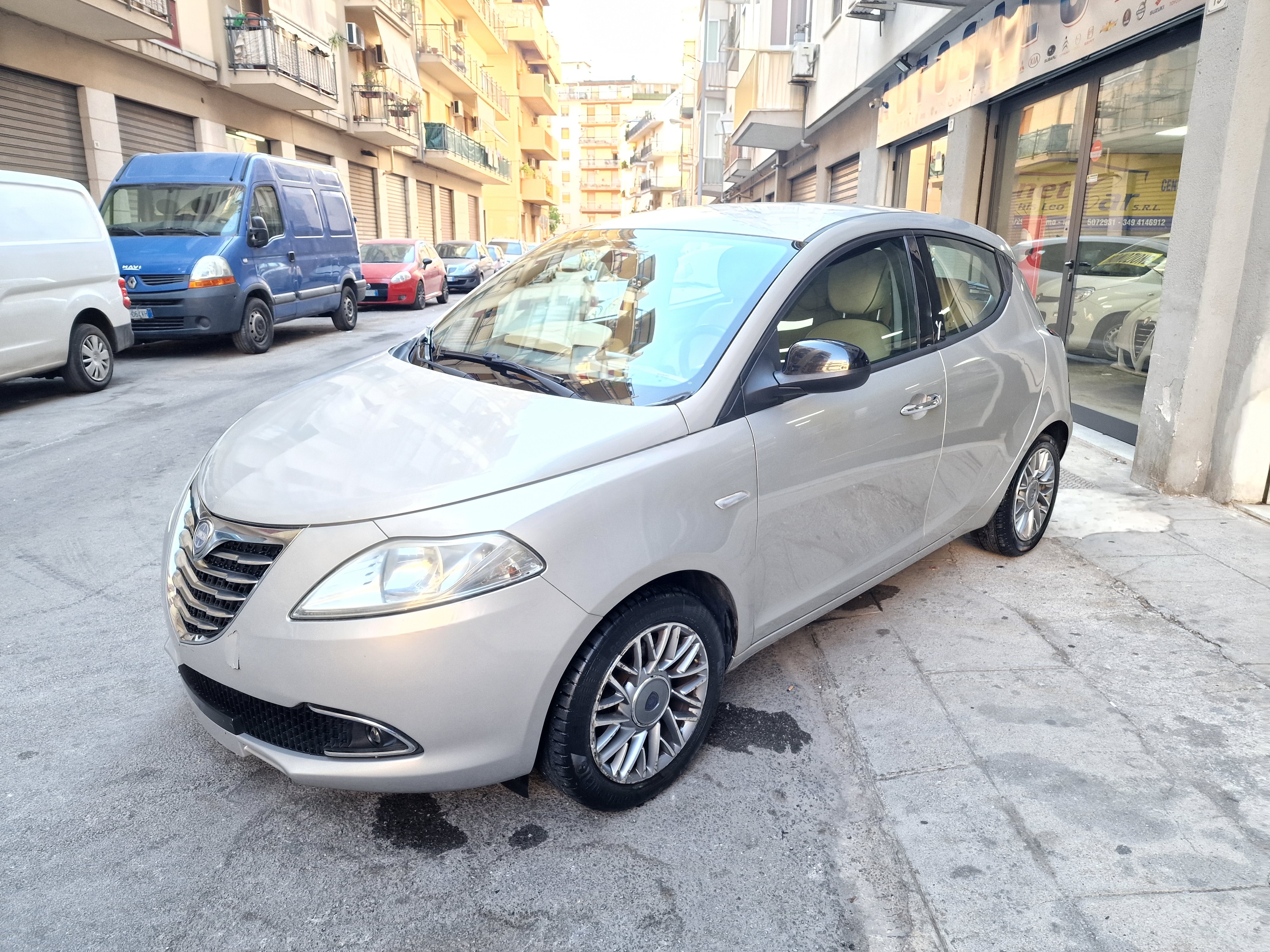 LANCIA YPSILON 5 PORTE  COMPRESO PASSAGGIO DI PROPRIETA'